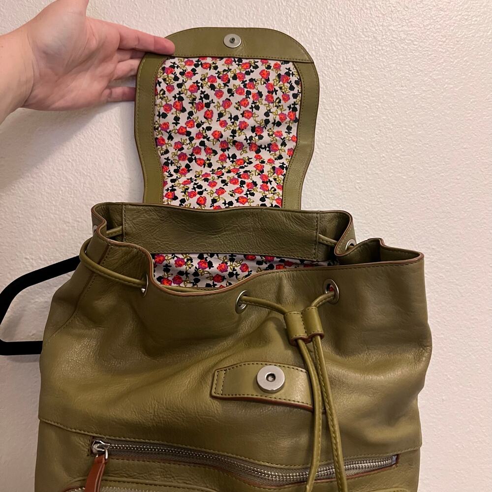 Vera Bradley Leather Drawstring Cinch Backpack Olive Green Floral Lining - Picture 3 of 8